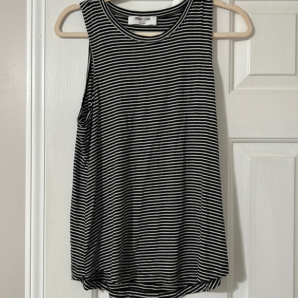 Black and white tank top - Picture 1 of 3